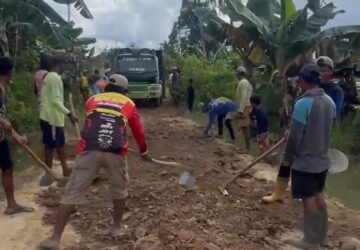 Babinsa Kodim Bombana Inisiasi Gotong Royong Perbaikan Jalan dan Jembatan Desa di Poleang Utara