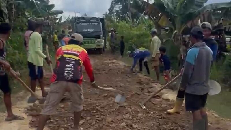 Babinsa Kodim Bombana Inisiasi Gotong Royong Perbaikan Jalan dan Jembatan Desa di Poleang Utara