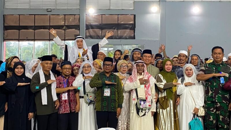 Bupati Konawe Selatan Sambut Kepulangan Jemaah Haji, Sampaikan Duka atas Wafatnya Satu Jemaah di Tanah Suci