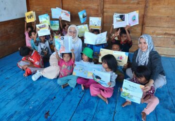Dinas Perpustakaan dan Arsip Daerah Konsel Gelar Kegiatan Retelling Bersama Anak-Anak Pesisir di Desa Wawatu