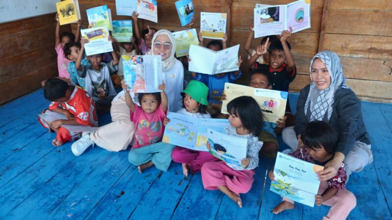 Dinas Perpustakaan dan Arsip Daerah Konsel Gelar Kegiatan Retelling Bersama Anak-Anak Pesisir di Desa Wawatu
