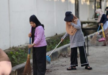 Video : Sambut HUT RI Ke-81, Warga RT 02/RW 01 Pondambea Gelar Aksi Bersih Lingkungan