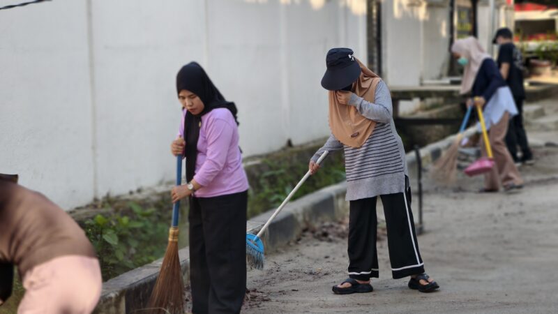 Video : Sambut HUT RI Ke-81, Warga RT 02/RW 01 Pondambea Gelar Aksi Bersih Lingkungan