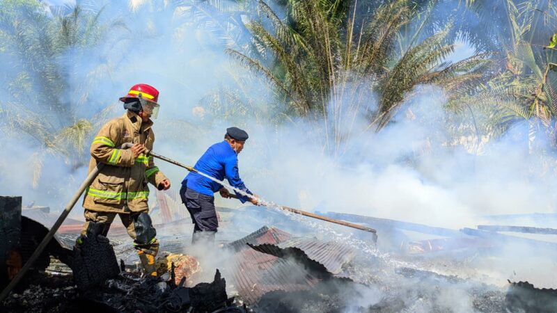 Kebakaran Rumah di Eewa, Damkarmat Konsel Bergerak Cepat, Kerugian Ditaksir Rp130 Juta