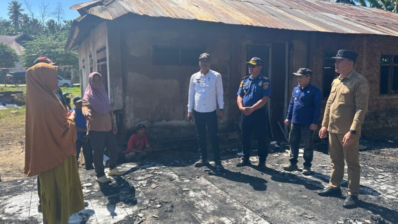 Aksi Cepat Tanggap Wakil Bupati Konsel: Dari Apel Siaga Bencana Langsung Salurkan Bantuan Korban Kebakaran di Palangga