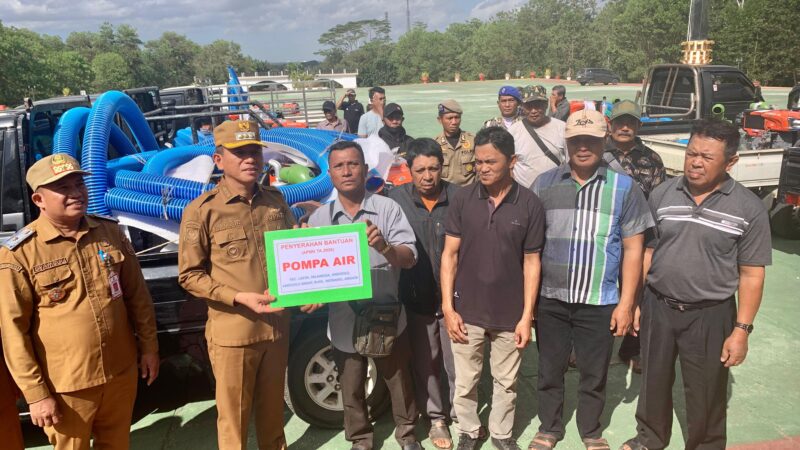 Atasi Kekeringan, Bupati Konsel Salurkan Bantuan Pompa Air ke 70 Kelompok Tani